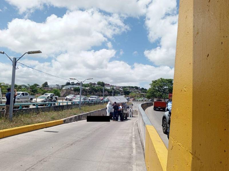 Elementos de Medicina Forense en el lugar del accidente donde un joven perdió la vida al caer de un camión de mudanza.