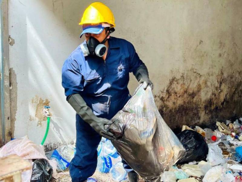 Autoridades atribuyen la acumulación de desechos sólidos a una falla del vehículo recolector.