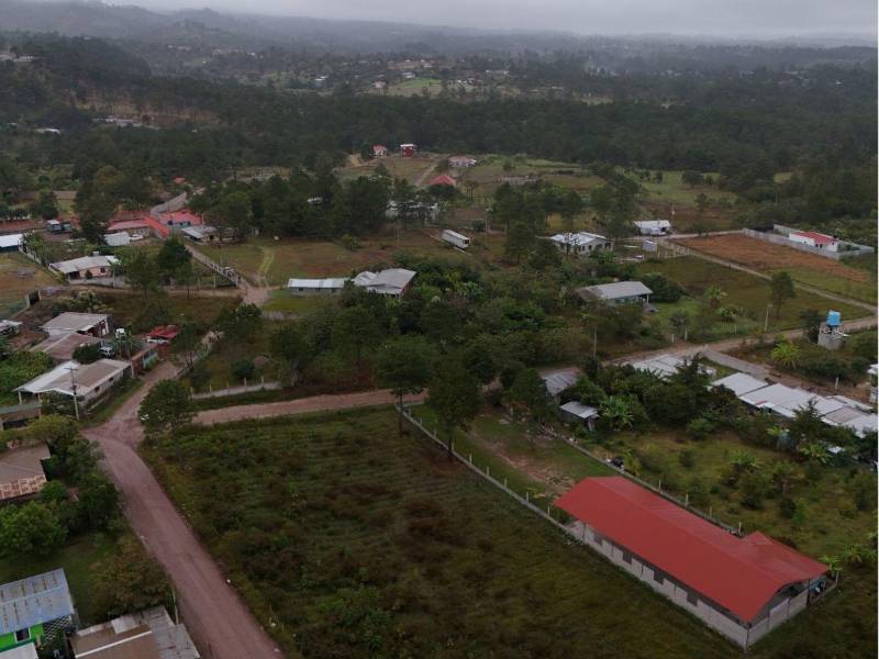 A la orilla de la carretera CA-5, antes de llegar al peaje de Siguatepeque, se observa la construcción de nuevas viviendas, otras en proceso de edificación y terrenos que ya están siendo preparados por las constructoras para el desarrollo de futuros proyectos habitacionales.