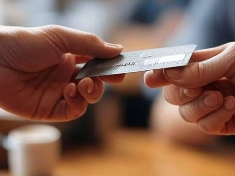 Con las tarjetas de débito y credito los hondureños realizan compras en establecimientos comerciales y en tiendas en línea. Mientras con las aplicaciones de las entidades bancarias transferencias y pagos que antes hacían con efectivo.