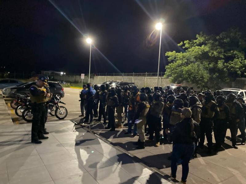 Agentes antipandillas reciben una charla en un sector de San Pedro Sula, previo a acciones contra el crimen organizado en la zona norte de Honduras.