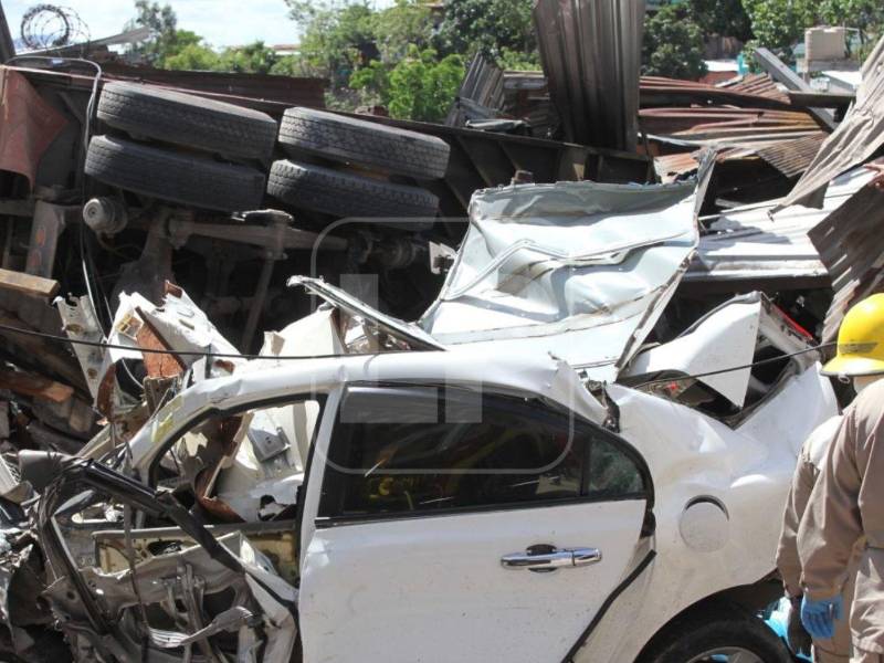 Una tragedia vial sacudió este lunes a los habitantes de Villa Nueva, en la capital hondureña, luego de que una volqueta presuntamente se quedara sin frenos y provocara un aparatoso accidente que dejó un saldo preliminar de siete personas fallecidas y diez heridas.