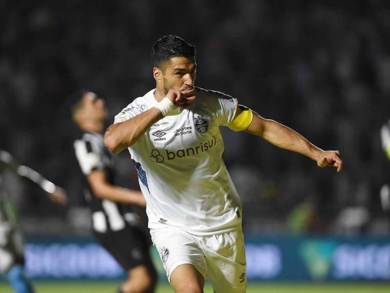 Luis Suárez la rompió con un hat-trick en la remontada del Gremio de Porto Alegre en el campo del Botafogo.