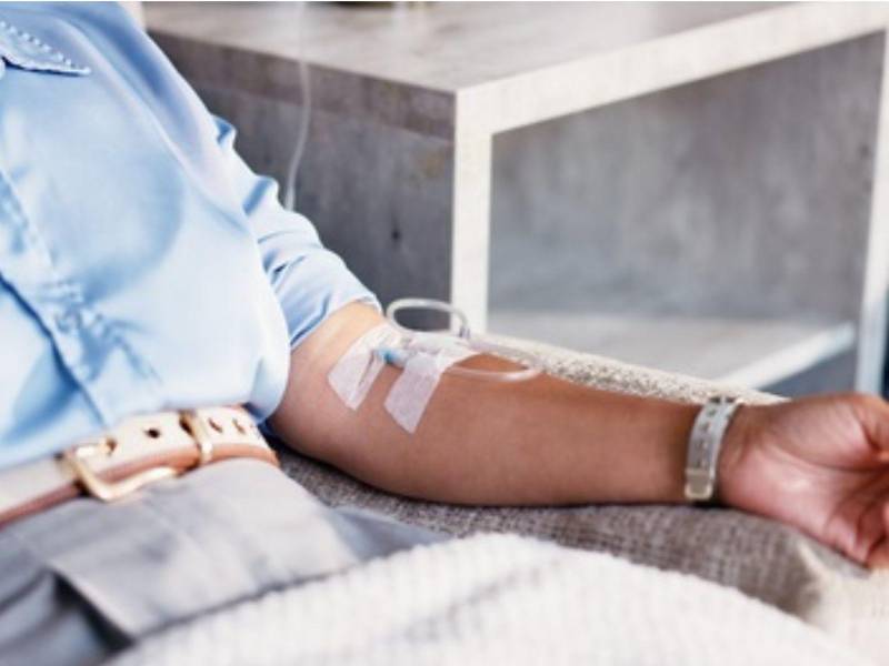 Aunque la terapia intravenosa de micronutrientes existe en hospitales, se aplica bajo estricta supervisión y únicamente en casos clínicamente justificados.