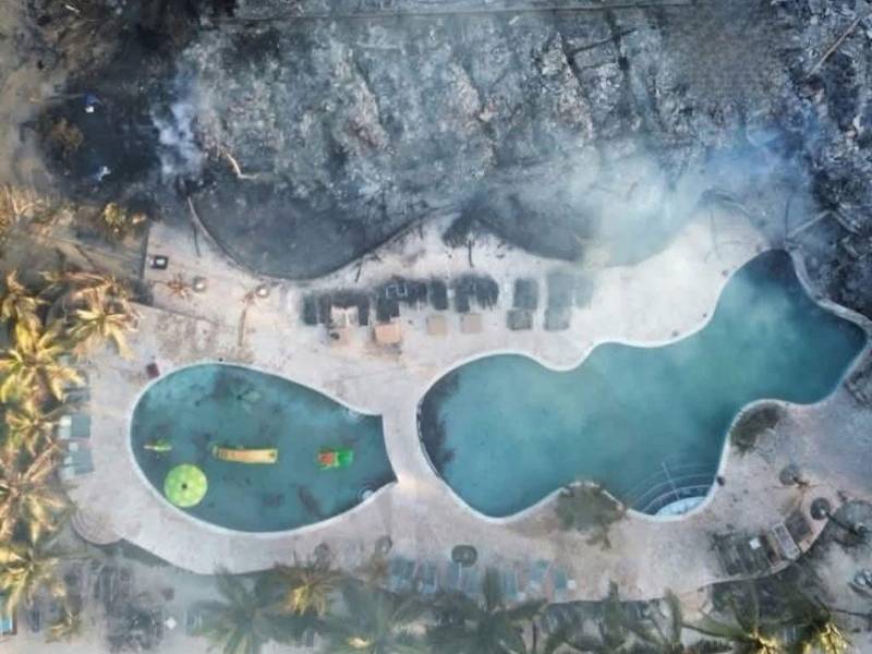 Vista aérea muestra las piscinas del hotel Fantasy Island intactas, mientras a su alrededor se observan estructuras reducidas a cenizas tras el incendio registrado en French Harbour, Roatán.