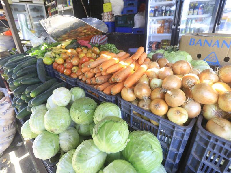 Tomate, cebolla, papa y otros productos mantienen sus precios para las compras diarias de los sampedranos.