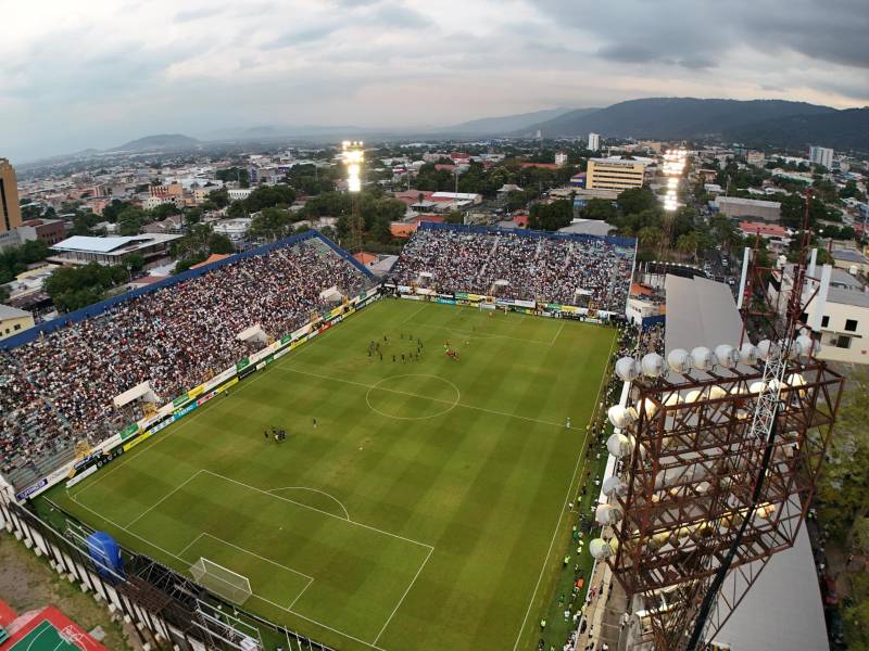 Llenazo en el Estadio Morazán para el partido de Tiktokers.