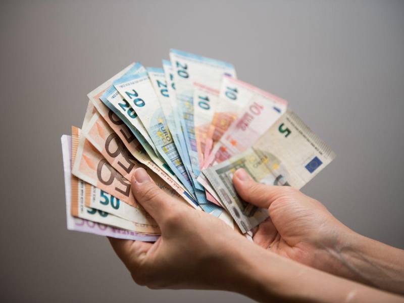 A marzo de 2026, 20,619 hondureños tenían una autorización de residencia por arraigo vigente en España, 39.1% más que un año antes. Otros 13,102 obtuvieron la nacionalidad española durante 2025. Ellos hacen envíos significativos de remesas cada mes.