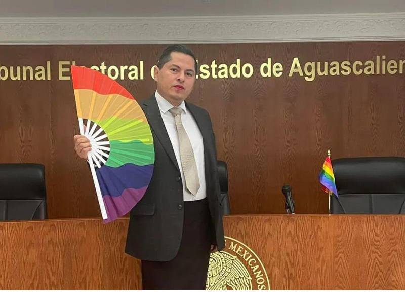 La trágica noticia del fallecimiento del “magistrade” no binario del Tribunal Electoral de Aguascalientes, Jesús Ociel Baena Saucedo, ha conmocionado a todo el país, desencadenando una movilización nacional en su memoria.