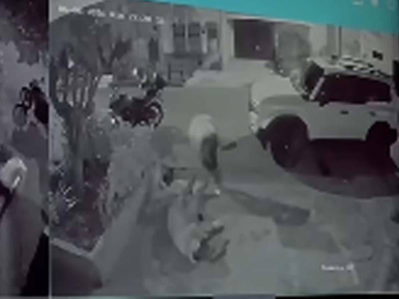 Video del momento en que dos agentes son abatidos mientras inspeccionan camioneta robada