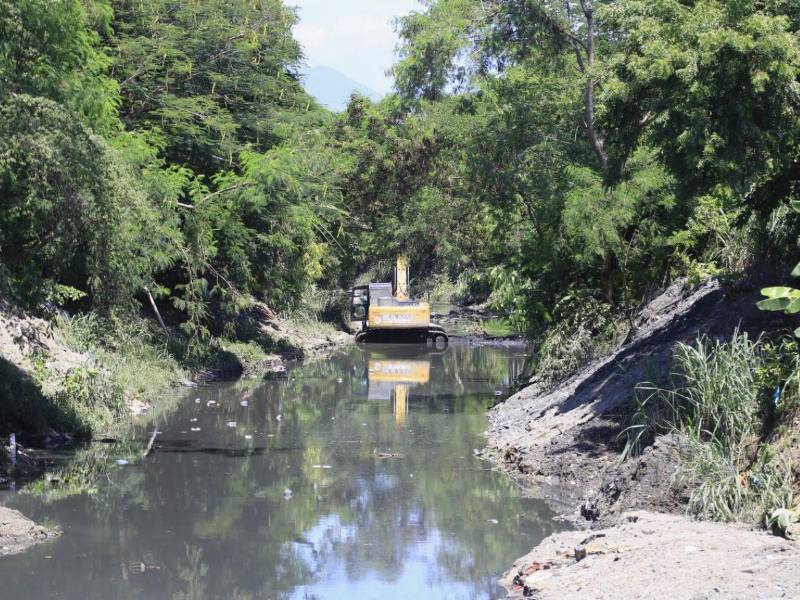 Equipo municipal trabajaba ayer en los canales de Cabañas, 10 y 31 calle, para limpiarlos.