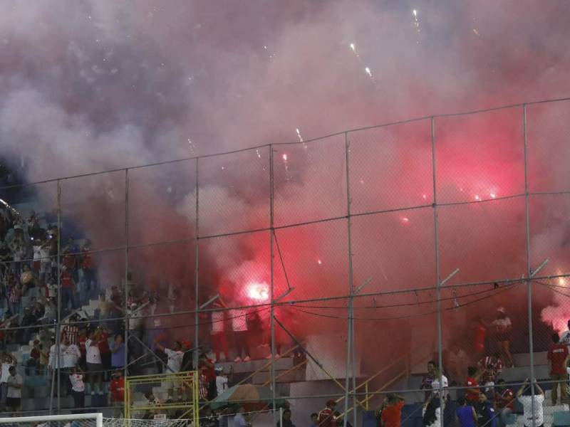 El show de la barra Ultra Fiel del Olimpia en el sector de sol sur en el estadio Morazán.