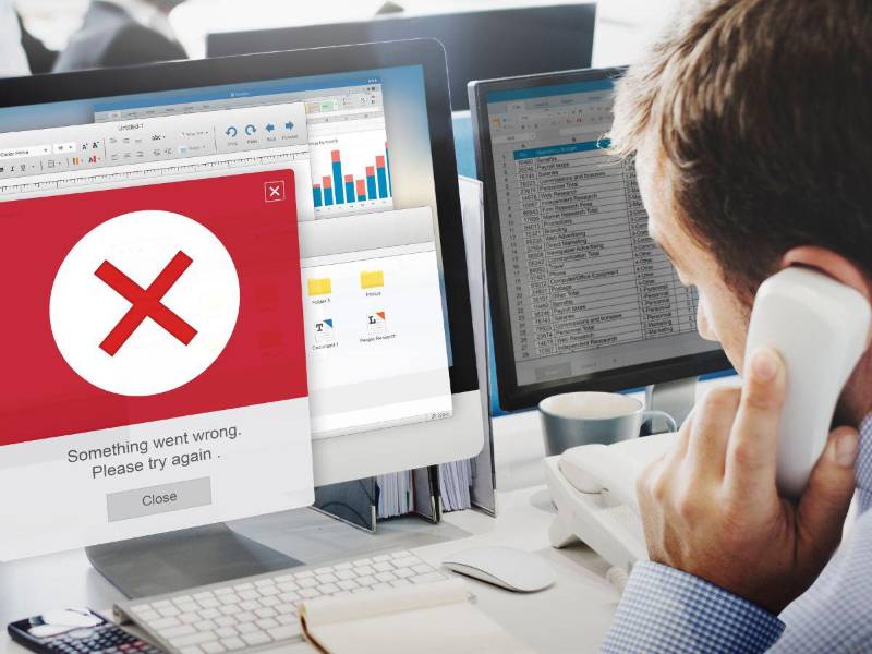 Un colaborador de una empresa recibe una alerta de amenaza de ciberseguridad en su ordenador.