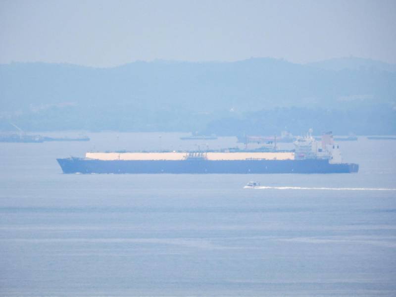 Desde un ático con vistas al estrecho de Singapur, Remy Osman otea y documenta a diario buques que transitan sus aguas, entre ellos los de la llamada flota fantasma de Irán.