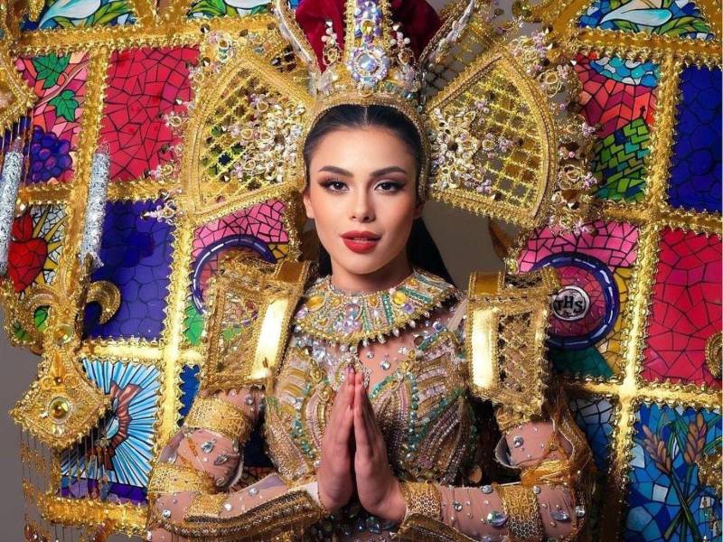 La competencia de trajes nacionales o de fantasía de Miss Grand International estuvo repleta de brillo, plumas, estructuras y mucha historia. Y la hermosa representante hondureña no se quedó atrás. La bella Brittany Marroquín deslumbró en el escenario luciendo un traje inspirado en la Virgen de Suyapa.