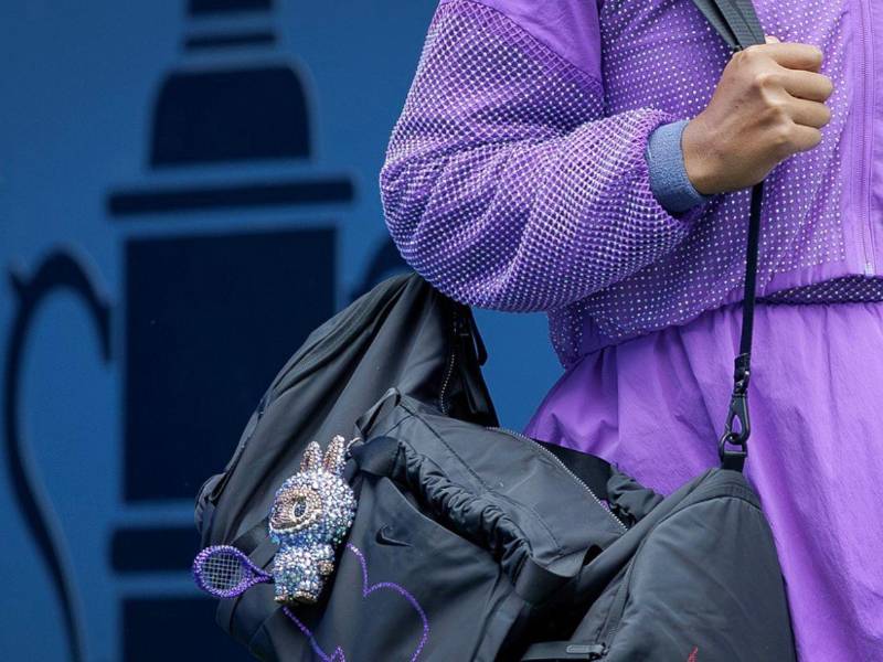 Fotografía de la tenista Naomi Osaka con un peluche Labubu en su bolso.