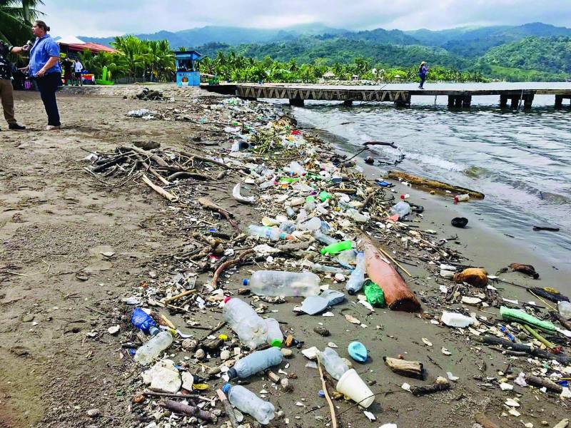 El fin de semana las lluvias arrastraron más basura de Guatemala a Omoa. Foto: Cortesía.