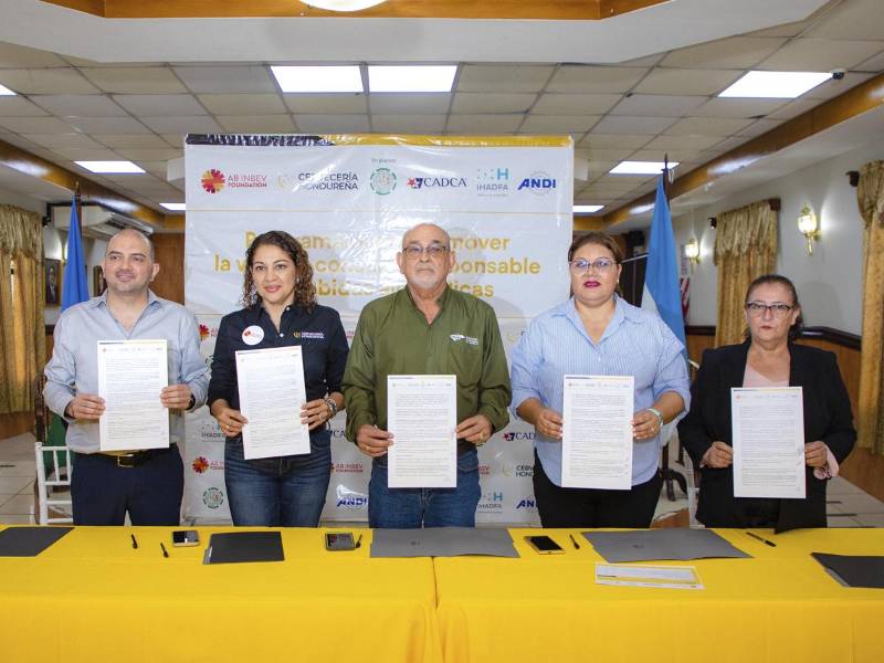 Fuad Handal, representante de la ANDI, Karla Ávila, de Fundación AB InBev y Cervecería Hondureña, Gustavo Mejía, alcalde de Choloma, la doctora Fedra Thiebaud, directora de IHADFA y Lesy Fasquelle, por la Coalición Comunitaria Antidrogas de América CADCA, durante los actos de presentación de los programas “Desafío Responsable” y “Escalemos”.