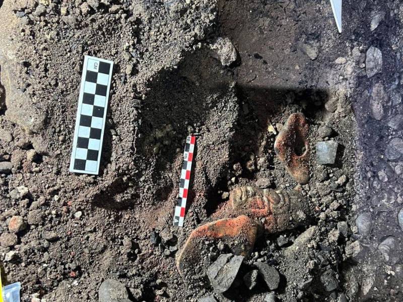 Esculturas de estuco, ocultas bajo tierra durante siglos, son cuidadosamente protegidas por restauradores capacitados en protocolos internacionales.