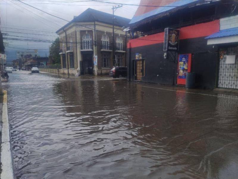 Las bandas del huracán Melissa dejaron calles inundadas en La Ceiba y otras ciudades del litoral Atlántico.