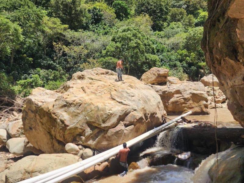 Donde funcionaba la represa La Laborcita, en Sinuapa, que quedó destruida por las lluvias, la alcaldía ha instalado tubería provisional para abastecer a la población de agua, pero cada vez que llueve la tubería se pierde.