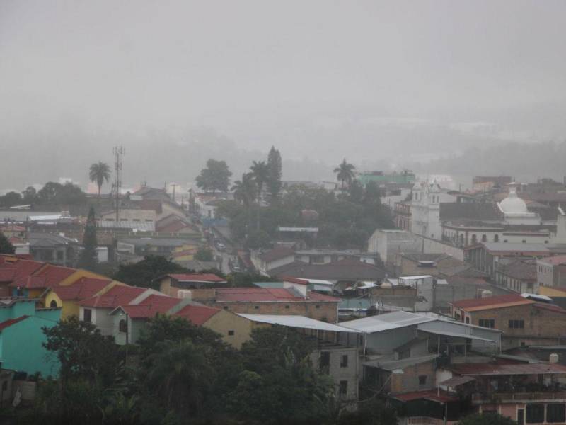 Cielos nublados, bajas temperaturas y lloviznas deja un frente frío en la zona occidental de Honduras este lunes 11 de noviembre.