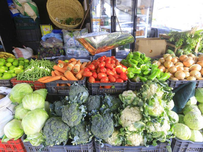 Durante esta semana, el equipo periodístico de Diario LA PRENSA realizó un recorrido por diferentes comercios, donde vendedores reportaron bajas ventas y menor flujo de ingresos. Esta situación también se refleja en los mercados, especialmente en la comercialización de verduras y otros productos.