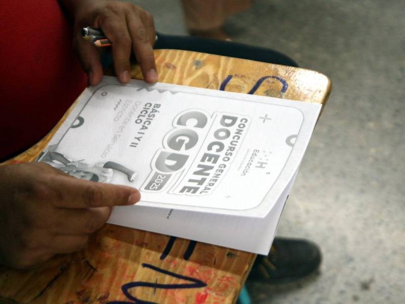 Miles de maestros a nivel nacional participaron en el concurso docente 2025 realizado en septiembre pasado. Desde el Observatorio de la Educación de la Universidad Pedagógica, el académico Mario Alas cuestionó la validez de las pruebas aplicadas y señaló que los instrumentos de medición “no reúnen los requisitos básicos de una prueba estandarizada”, lo que podría haber influido en los resultados.