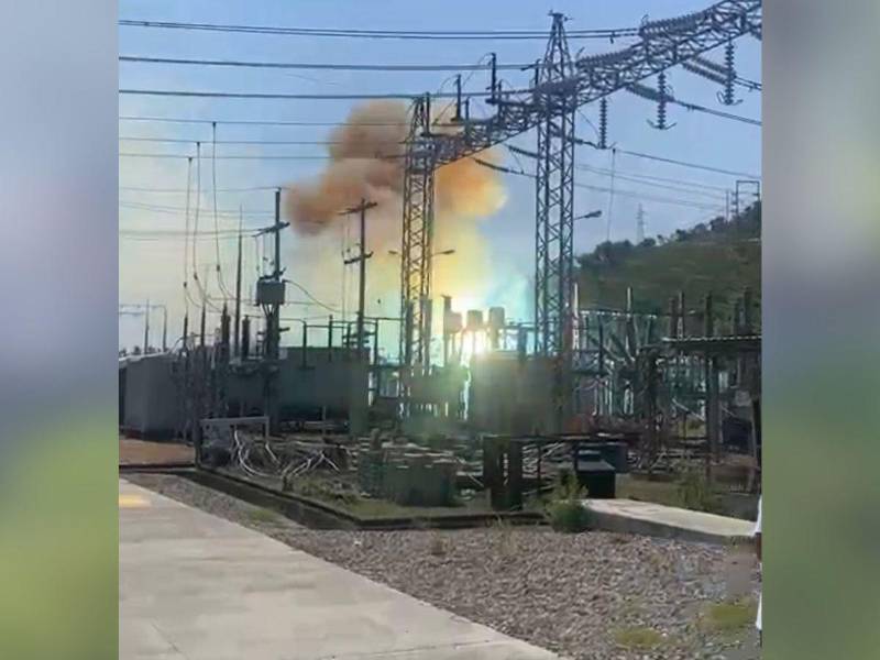 Fuerte incendio en subestación de Bella Vista provoca apagón en distintos sectores de Choloma.