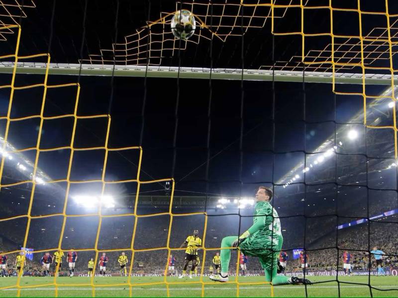 El penal a lo Panenka de Serhou Guirassy para superar a Wojciech Szczesny y decretar el 1-0.