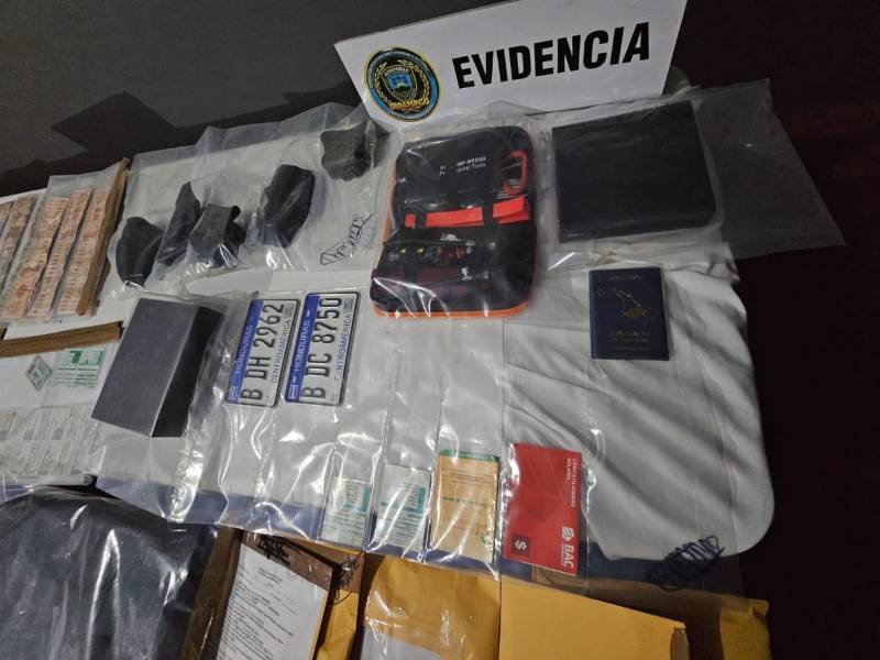 A los detenidos les decomisaron varias armas, dos placas, dinero y equipo especial que usaban para desbloquear vehículos.