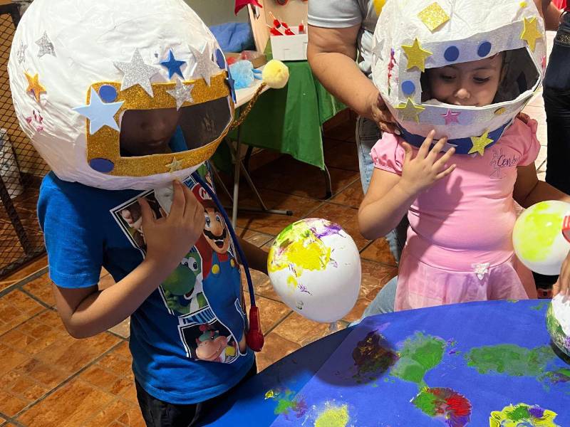 Niños con diagnóstico del trastorno del espectro autista (TEA) y otros participan en actividades lúdicas en el Centro de Aprendizaje y Desarrollo Integral Berakah de San Pedro Sula.