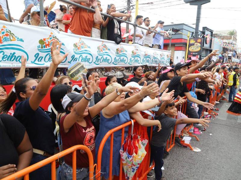 Por la noche, grupos musicales internacionales y nacionales amenizaron el Gran Carnaval.