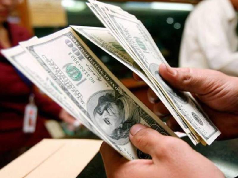 Las remesas familiares son la primera fuente de ingreso de divisas para la economía hondureña al sumar 9,242 millones de dólares en 2023 mientras que para 2024 se proyectan 9,518 millones de dólares.