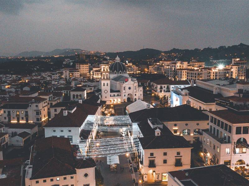 Ciudad Cayalá es un desarrollo único que ofrece entretenimiento, restaurantes gourmet y apartamentos modernos.