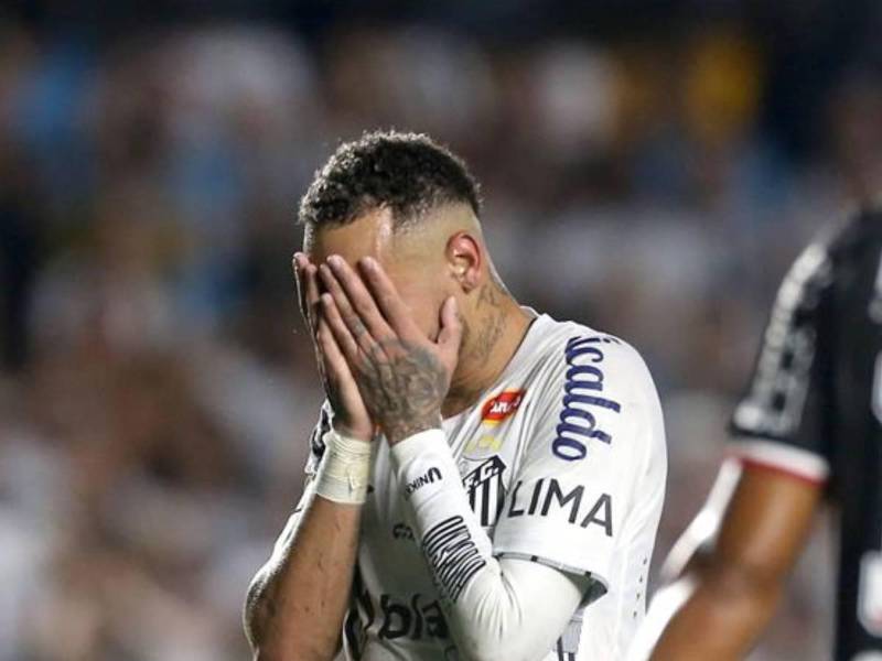 El lamento de Neymar tras fallar una ocasión clara de anotar.