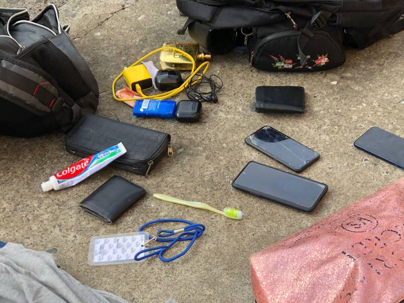 Teléfonos celulares, mochilas y billeteras que los asaltantes tenían en su poder.