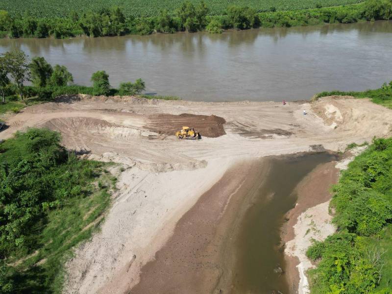 Vista aérea del tapón en el canal de alivio de campo Amapa, también conocido en la zona como Los Indios.