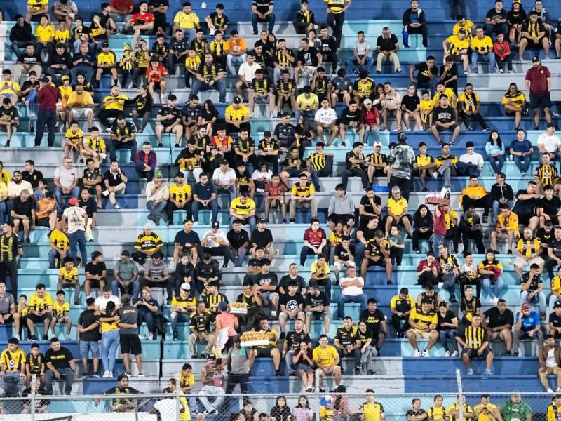 Aficionados del Real España en el sctor de sol este del estadio Morazán.