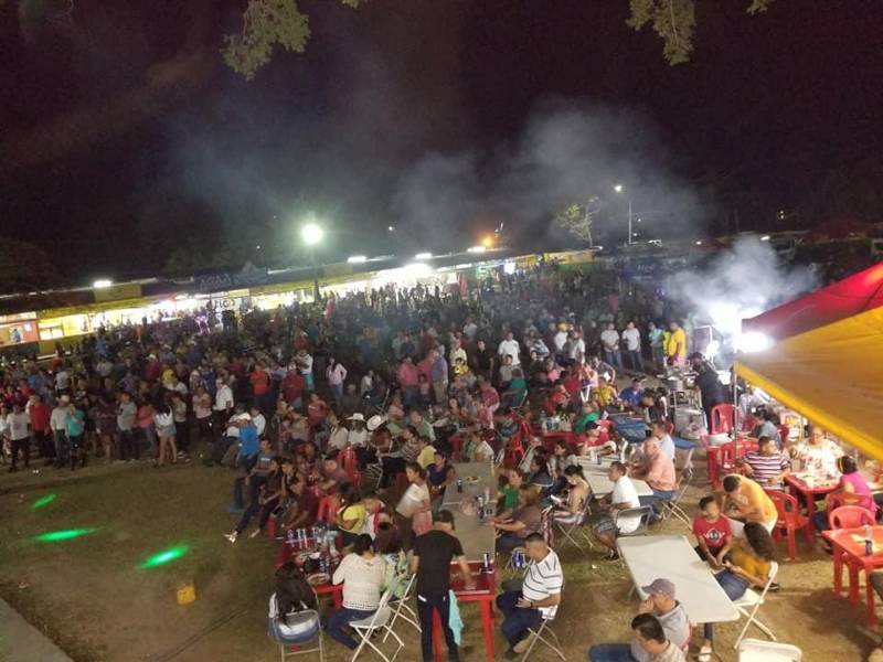 Las noches en el campo Agaa son amenizadas con grupos musicales, donde llegan miles de personas a disfrutar en familia.