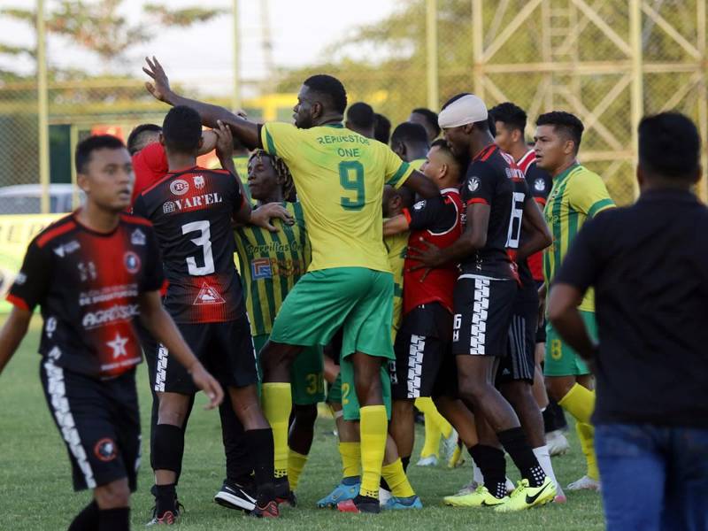 El zafarrancho entre los equipos Parrillas One e Independiente que terminó con siete expulsados.