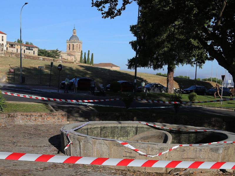 Una persona ha fallecido y otra ha resultado herida esta madrugada tras el derrumbe de la fuente de la Glorieta del Árbol Gordo, en Ciudad Rodrigo (Salamanca).
