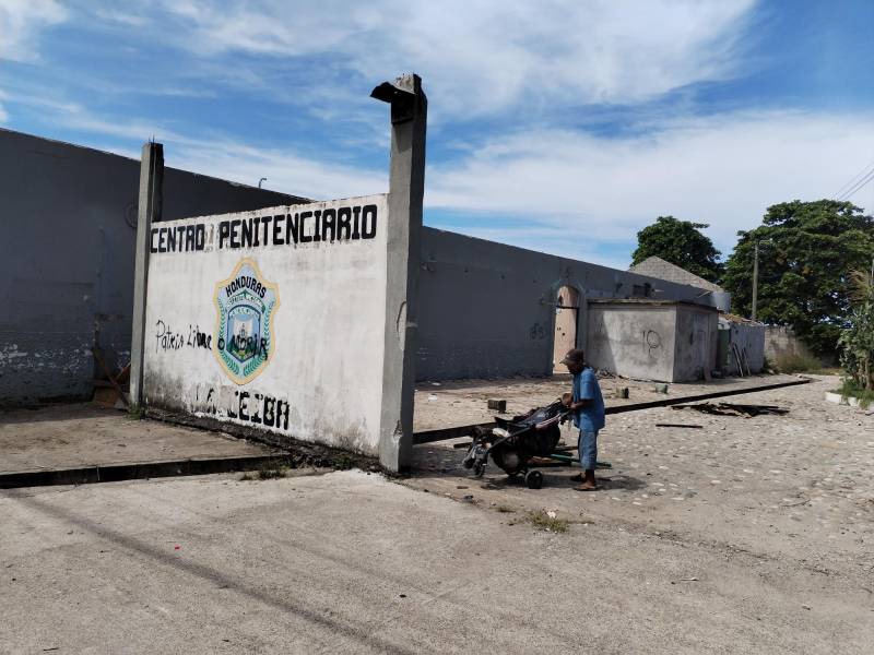 El edificio donde antes funcionó el centro penal de La Ceiba tenía alrededor de 115 años. Se construyó para una capacidad de 180 reclusos; sin embargo, llegó a tener 467 personas. Autoridades demolerán la estructura y construirán un mercado artesanal.
