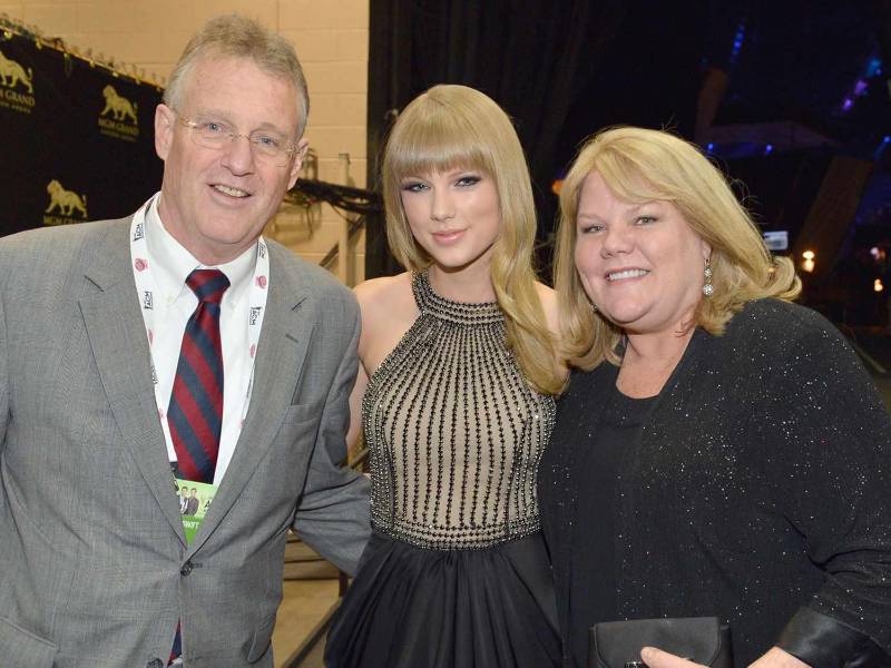 Taylor Swift en una foto de archivo con sus padres Scott y Andrea Swift.