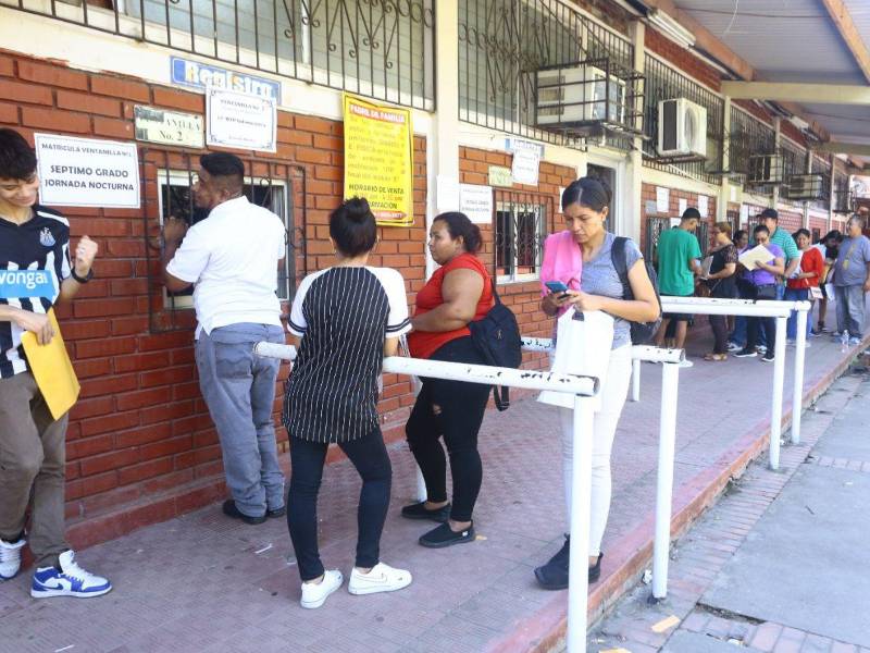 Padres de familia del instituto JTR durante el proceso de matrícula este semana.