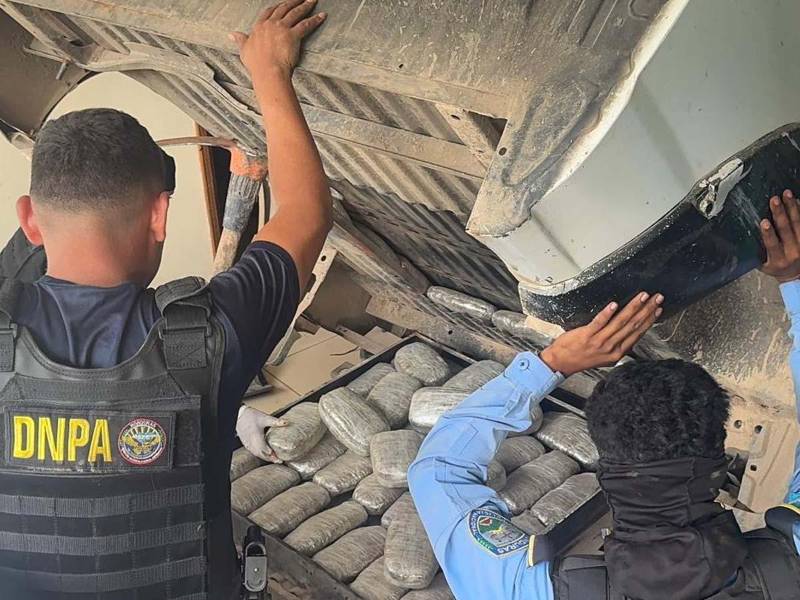 Agentes de la Dirección Nacional Policial Antidrogas decomisaron 241 paquetes de supuesta marihuana ocultos en compartimientos falsos y en una llanta de un vehículo durante un operativo en La Unión, Lempira.
