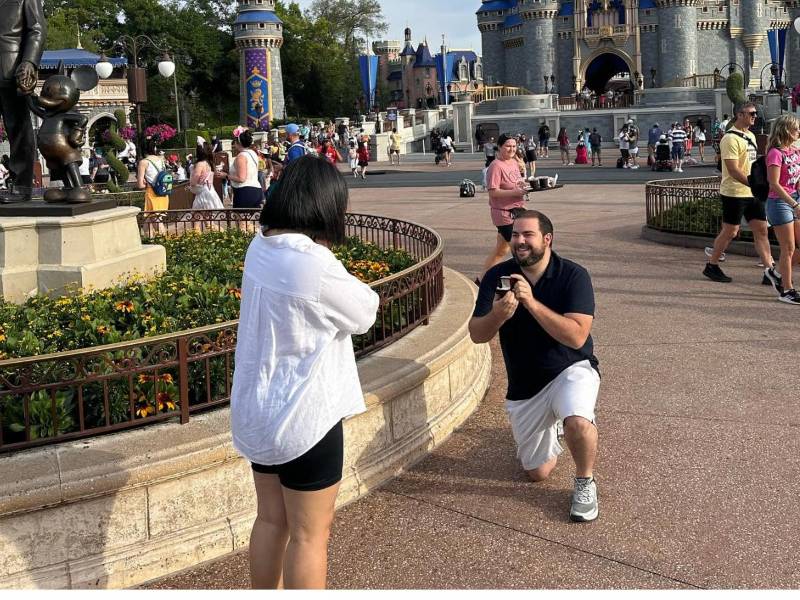 Samantha Velásquez fue sorprendida por su pareja Carlos Melara en Disney, Orlando, Florida.