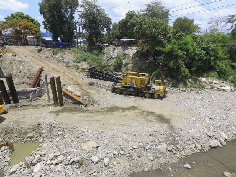 El puente en construcción está siendo ejecutado por la compañía William y Molina.