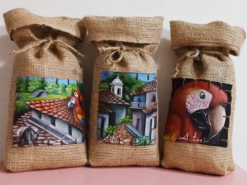 Astre Briyith Mejía Jiménez también confecciona pequeños sacos de yute para empacar café.