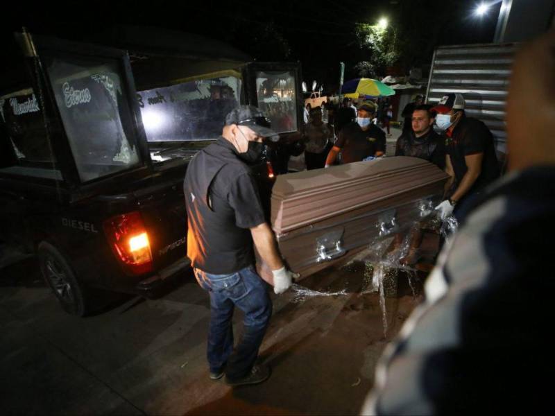 Familiares reclamaban en la noche del martes 20 de junio los cuerpos de las víctimas fallecidas en la matanza registrada en la cárcel de mujeres de Honduras.